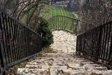 Bulutlu bir günde parktaki parmaklıklı merdiven.