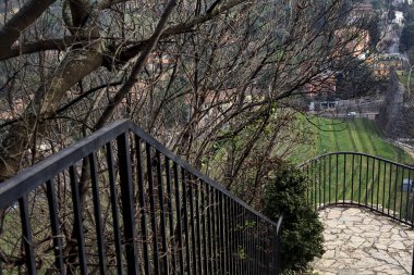 Bulutlu bir günde parktaki parmaklıklı merdiven.