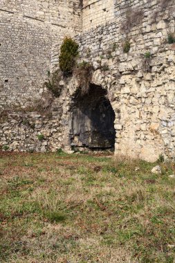 Bulutlu bir günde bir şatonun parkında kalır