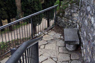 Parktaki taş bir merdivende taş bir bank.