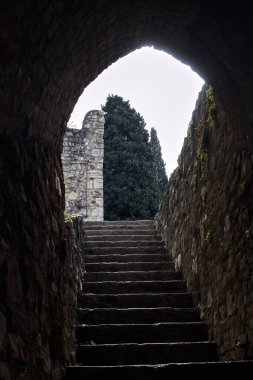 Bir şatoda gizli bir geçidin altındaki merdiven.