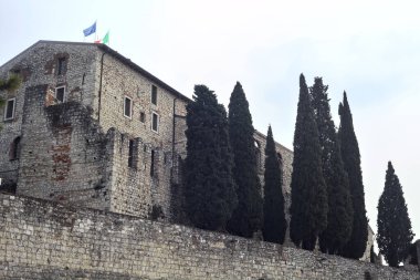 Bulutlu bir günde ağaçlı bir kale inşa etmek.