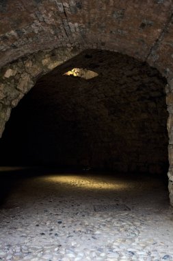 Bulutlu bir günde parktaki bir kalenin gizli geçidine giriş.