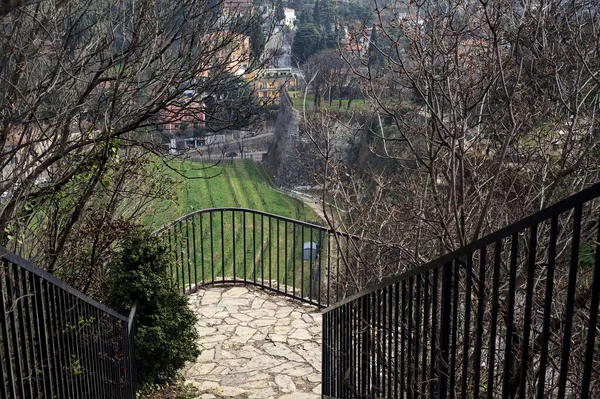 Treppe Mit Geländer Einem Park Einem Bewölkten Tag — Stockfoto