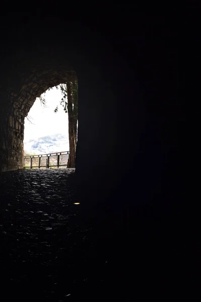 Σκούρο Και Καλυμμένο Πέρασμα Στο Συνοριακό Τείχος Ενός Κάστρου — Φωτογραφία Αρχείου