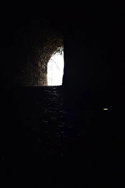 Temný Zakrytý Průchod Ohraničující Stěně Hradu — Stock fotografie