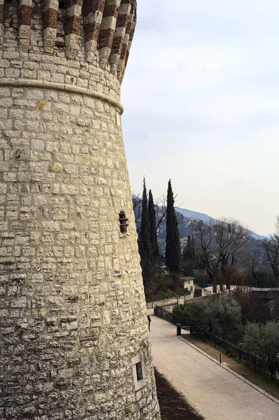 Sentiero Ghiaia Parco Visto Dall Alto Incorniciato Una Torre Pietra — Foto Stock