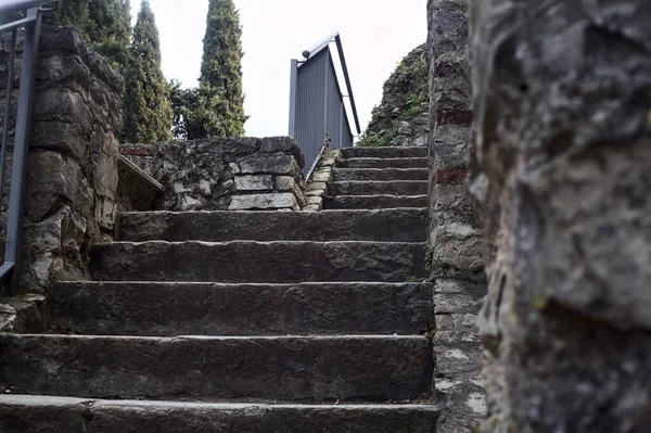 Parktaki Bir Kalenin Sınır Duvarının Yanındaki Taş Merdiven — Stok fotoğraf