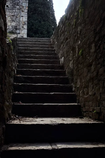 Escalier Sous Passage Couvert Dans Château — Photo