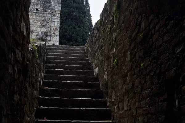 城堡有盖通道下的楼梯 — 图库照片