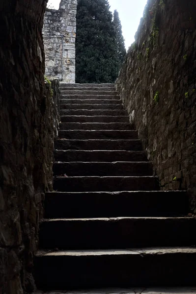 Escadaria Sob Uma Passagem Coberta Castelo — Fotografia de Stock