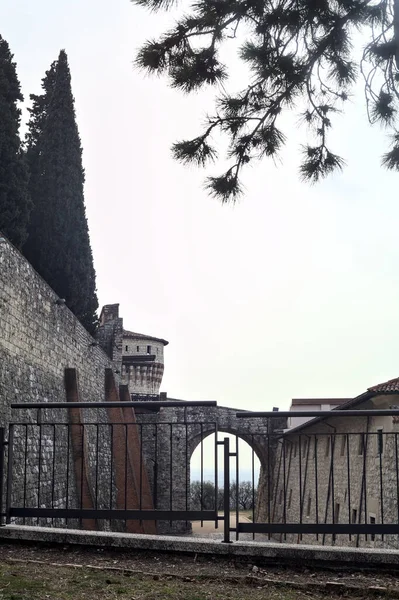 Πέτρινη Γέφυρα Και Πύλη Ενός Κάστρου Φαίνεται Από Την Απόσταση — Φωτογραφία Αρχείου