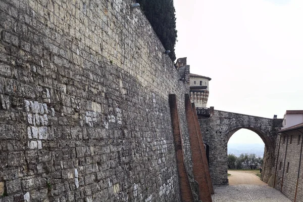 Πέτρινη Γέφυρα Και Πύλη Ενός Κάστρου Φαίνεται Από Την Απόσταση — Φωτογραφία Αρχείου