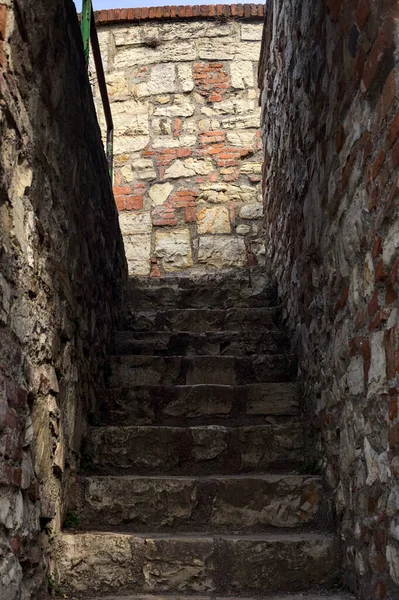 城内の屋根付き通路の下の階段 — ストック写真