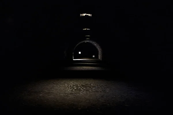 城堡的边墙上黑漆漆的 蒙面的通道 — 图库照片