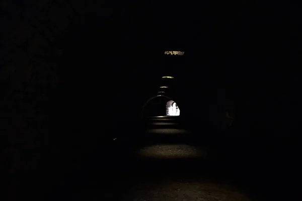 城の境界壁に暗いと覆われた通路 — ストック写真