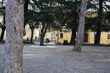 Parkın ortasında bir fıskiye.