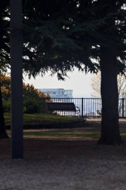 Ağaçlarla çevrili gökdelenleri olan bir parkta panoramik teras