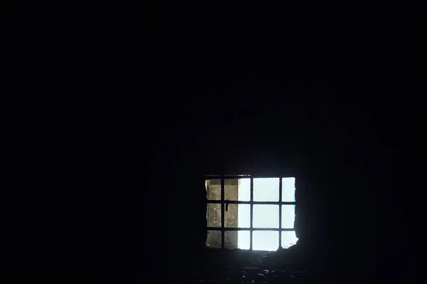 黑暗中墙上的洞 — 图库照片