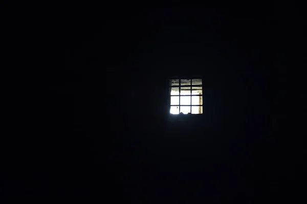 Karanlıkta Bir Duvarda Delik — Stok fotoğraf