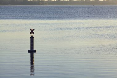 Gün batımında gölde kutuplar