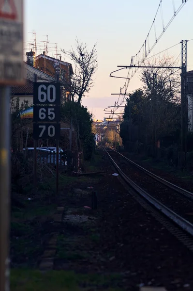 Eisenbahngleis Zwischen Gebäuden Bei Sonnenuntergang — Stockfoto