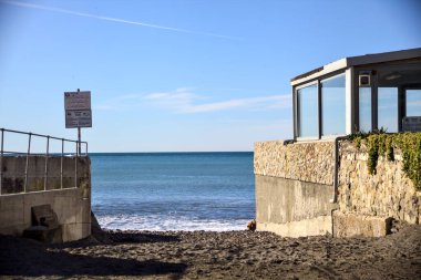 Güneşli bir günde binalar arasında kumsala erişim
