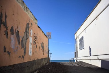 Güneşli bir günde binalar arasında kumsala erişim