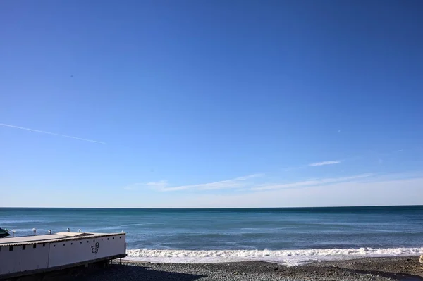 Piccola Spiaggia Vuota Tra Mura Una Giornata Sole — Foto Stock