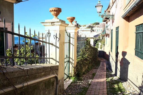 Kopfsteinpflastergasse Einer Stadt Auf Einem Hügel Einem Sonnigen Tag Meer — Stockfoto