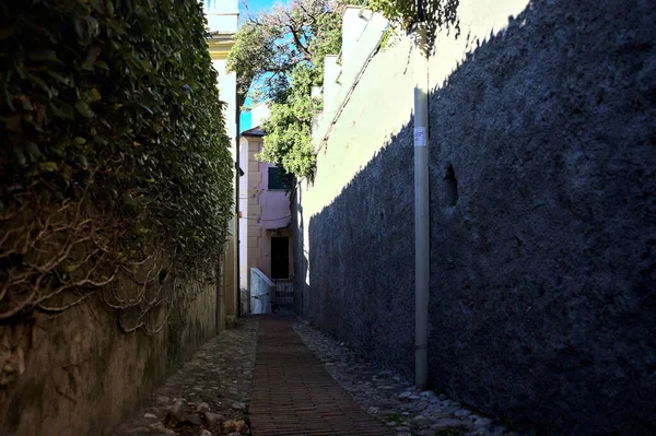 海辺の晴れた日に丘の上の町の石畳の路地 — ストック写真