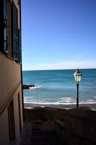 Meer Und Küste Einem Sonnigen Tag Eingerahmt Von Einem Gebäude — Stockfoto