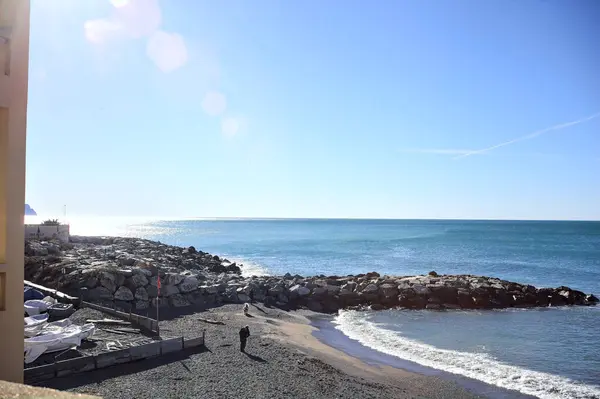 Playa Rompeolas Con Mar Extendiéndose Hasta Horizonte Día Soleado Invierno — Foto de Stock
