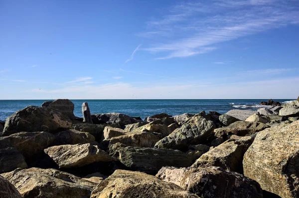 防波堤に囲まれた晴れた日の地平線に伸びる海 — ストック写真