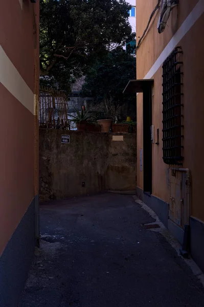 Rua Estreita Sombra Uma Cidade Beira Mar Dia Ensolarado — Fotografia de Stock