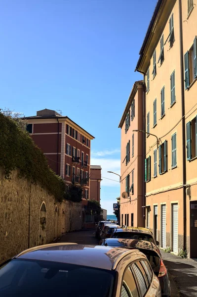 Strada Stretta Con Auto Parcheggiate Una Città Vicino Mare — Foto Stock