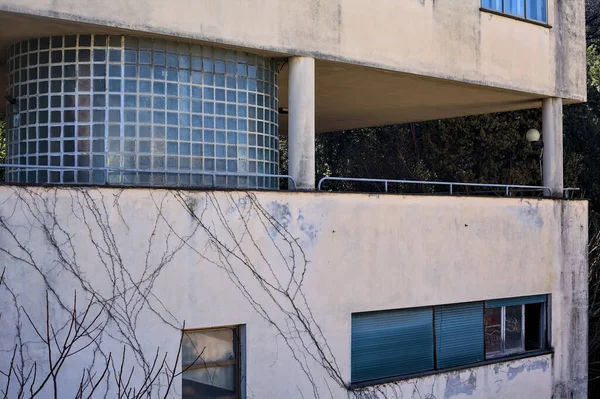 Esquina Edificio Abandonado Lado Árboles Una Ciudad Italiana — Foto de Stock