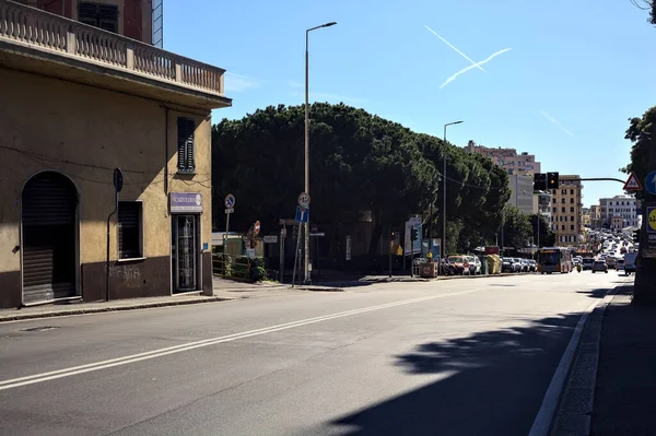 Avenue Italském Městě Vedle Horského Hřebene Slunečného Dne Poledne — Stock fotografie