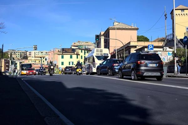 Avenida Uma Cidade Italiana Lado Cume Montanha Dia Ensolarado Meio — Fotografia de Stock