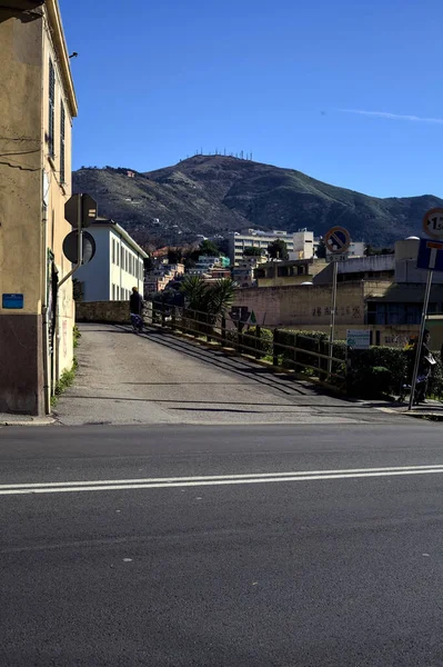 中午时分 意大利一个城市的大街在一座山脊旁边 — 图库照片