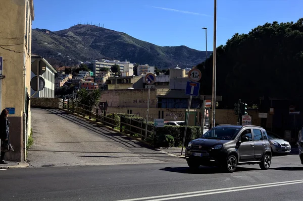 正午に晴れた日にイタリアの都市の山の尾根の隣の通り — ストック写真