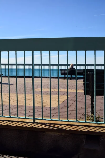 Mujer Sentada Banco Una Terraza Panorámica Junto Mar Día Soleado — Foto de Stock