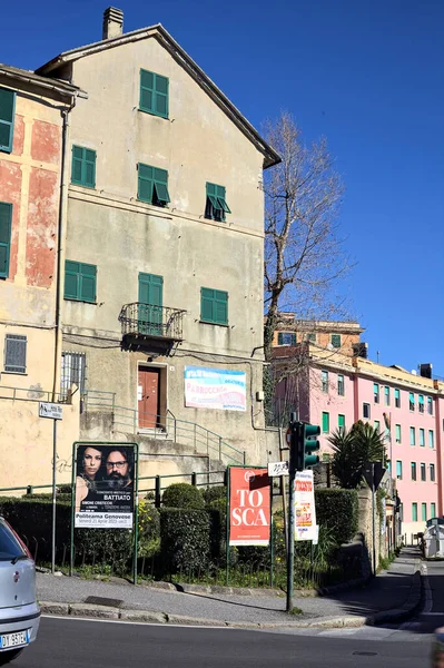 Avenue Een Italiaanse Stad Naast Een Bergkam Een Zonnige Dag — Stockfoto
