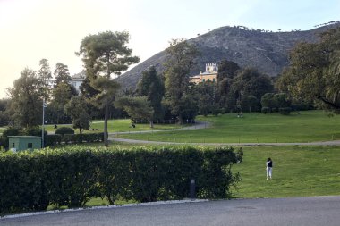 Gün batımında bir sarayın parkında açık alan