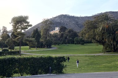 Gün batımında bir sarayın parkında açık alan