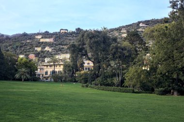 Gün batımında bir sarayın parkında açık alan