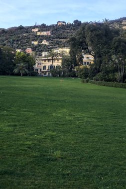 Gün batımında bir sarayın parkında açık alan