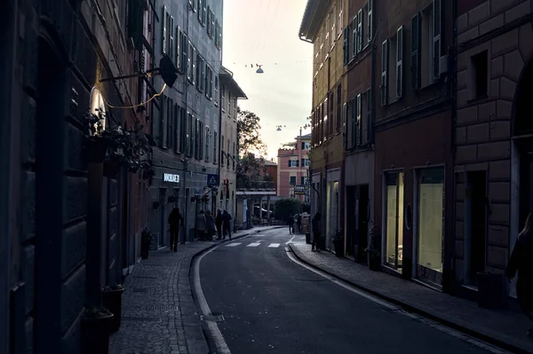 Rua Com Lojas Pessoas Passando Crepúsculo — Fotografia de Stock
