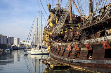 Galleon diğer teknelerle birlikte bir rıhtıma yanaştı.