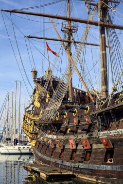 Galleon diğer teknelerle birlikte bir rıhtıma yanaştı.